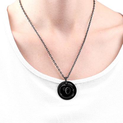 Kette mit Gravur der Initiale & Ornament in Schwarz getragen am Hals