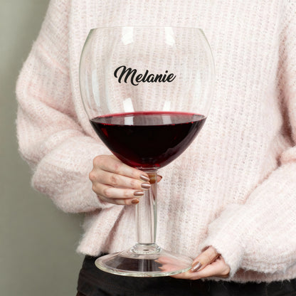 Riesiges 3-Liter Weinglas mit personalisierbarem Namens-Aufdruck, gefüllt mit Rotwein, in den Händen einer Person