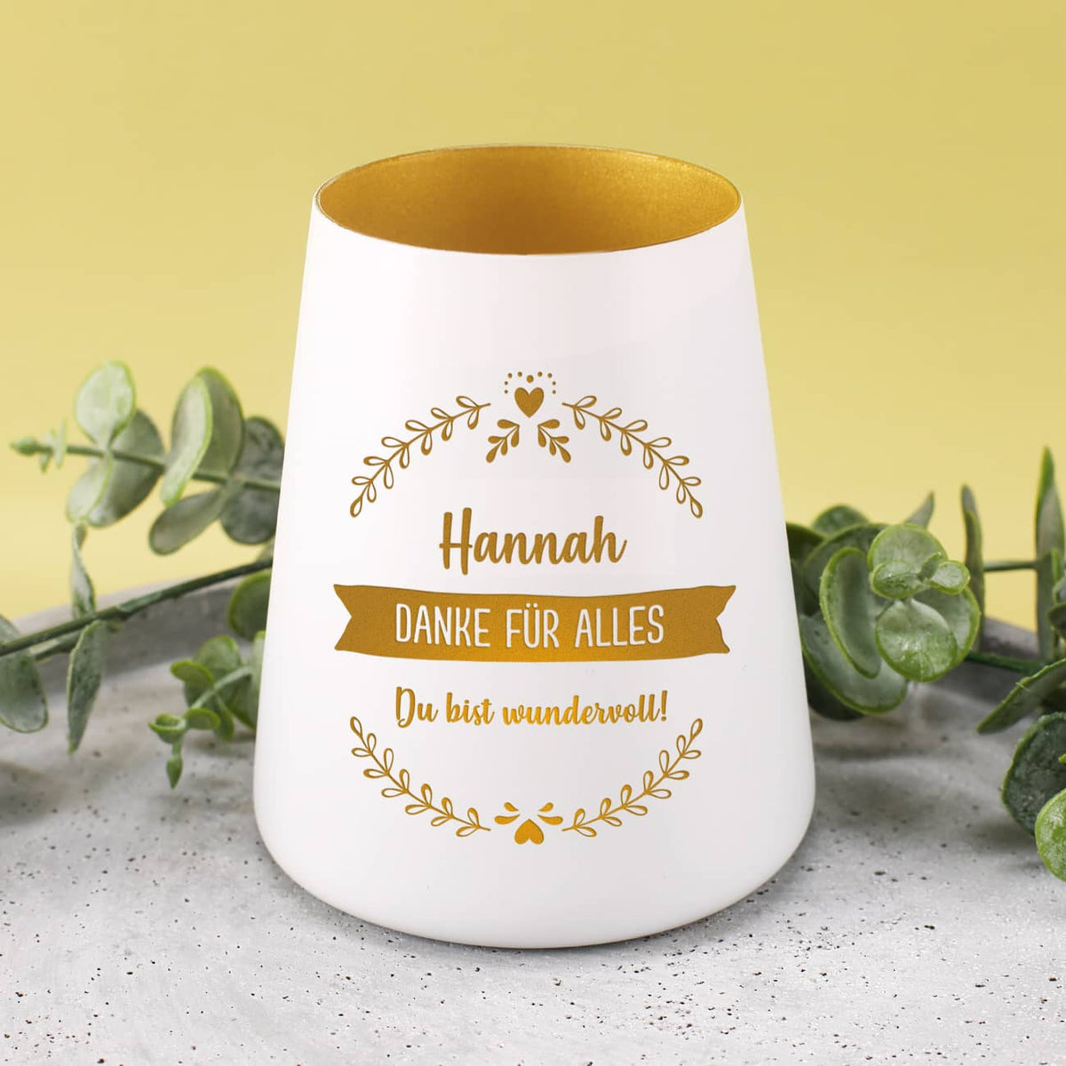 graviertes Windlicht in weiß mit goldener Innenseite