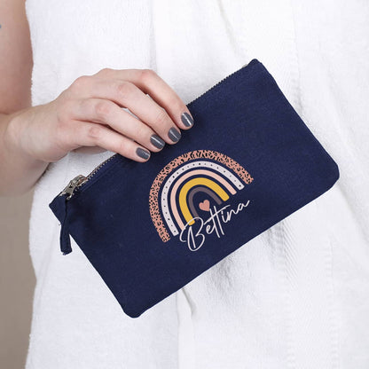 dunkelblaues Beautycase mit Regenbogen-Motiv und Name