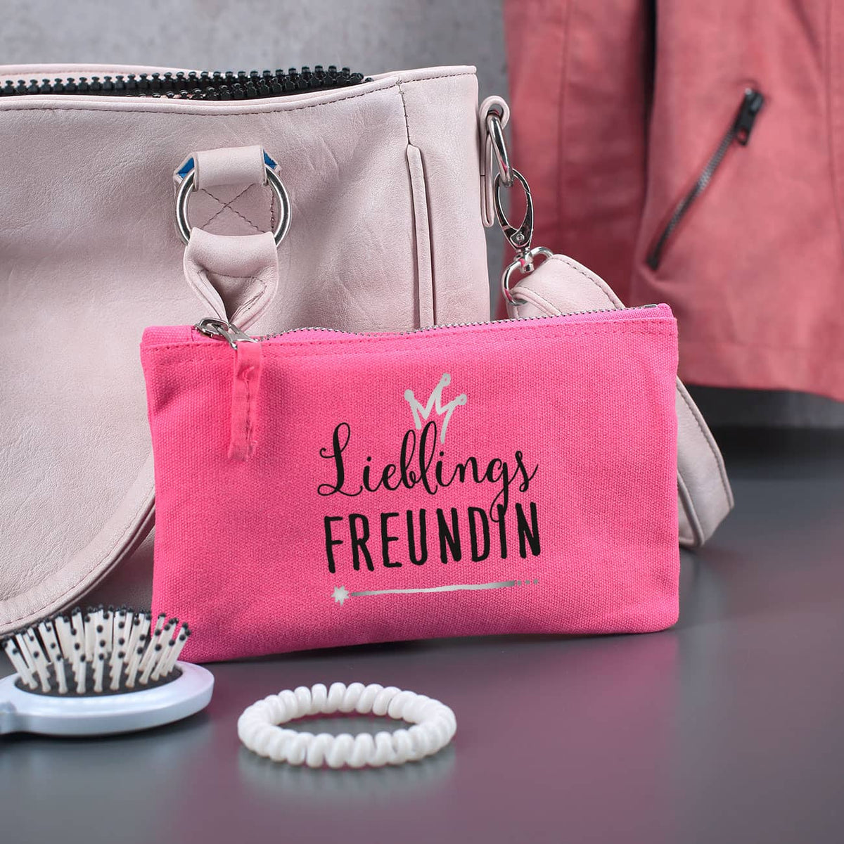 Kleine pinke Tasche mit Aufdruck