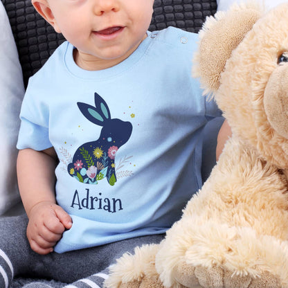 Babyshirt in pastellblau mit Name und Osterhase