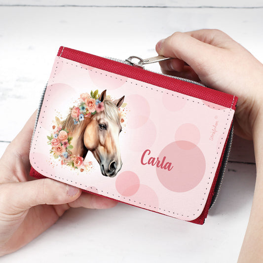 Personalisierte Kinder-Geldbörse mit Name „Carla“ und Pferdemotiv, von Hand gehalten
