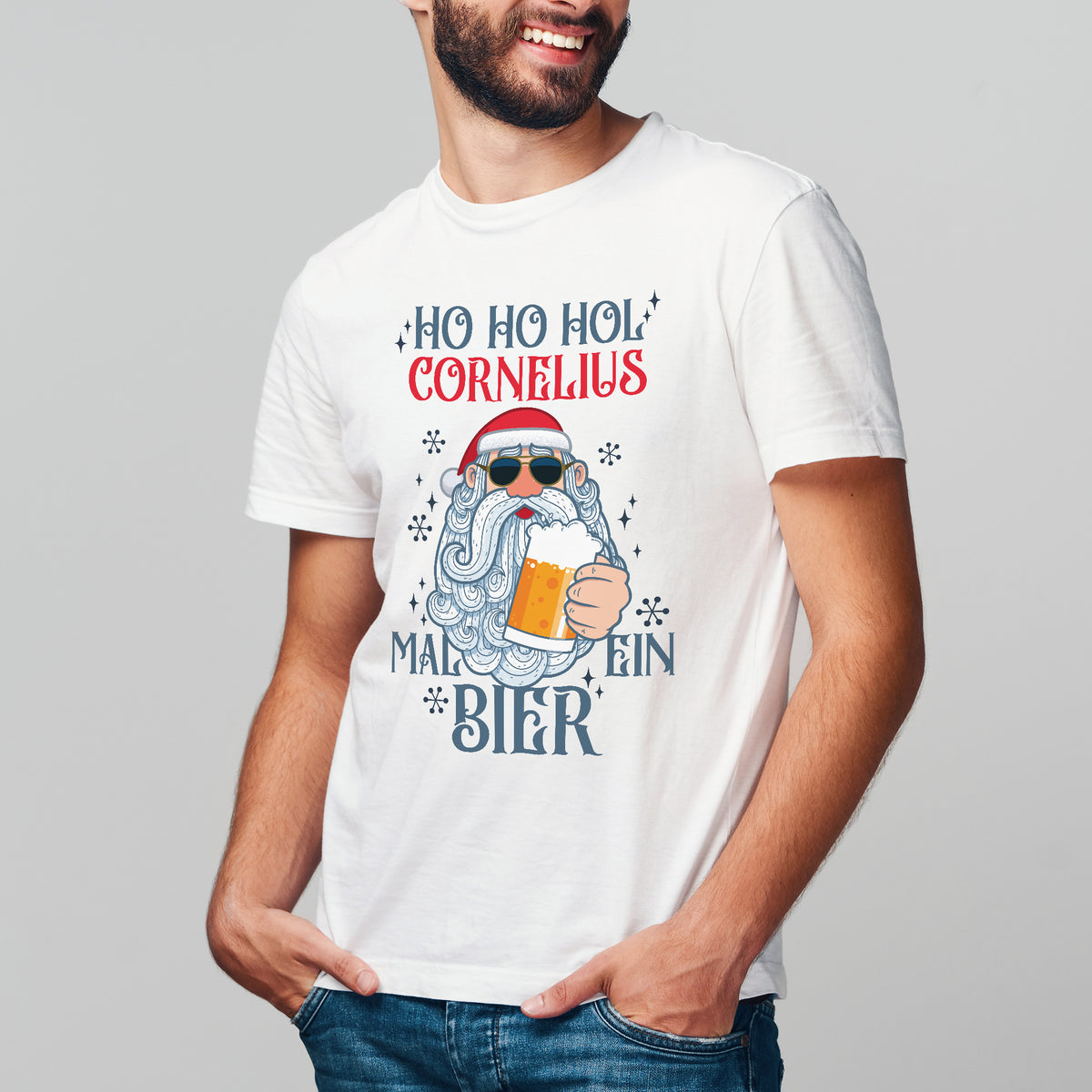 Mann trägt personalisiertes Weihnachts T-Shirt mit Name Cornelius, Weihnachtsmann und Biermotiv