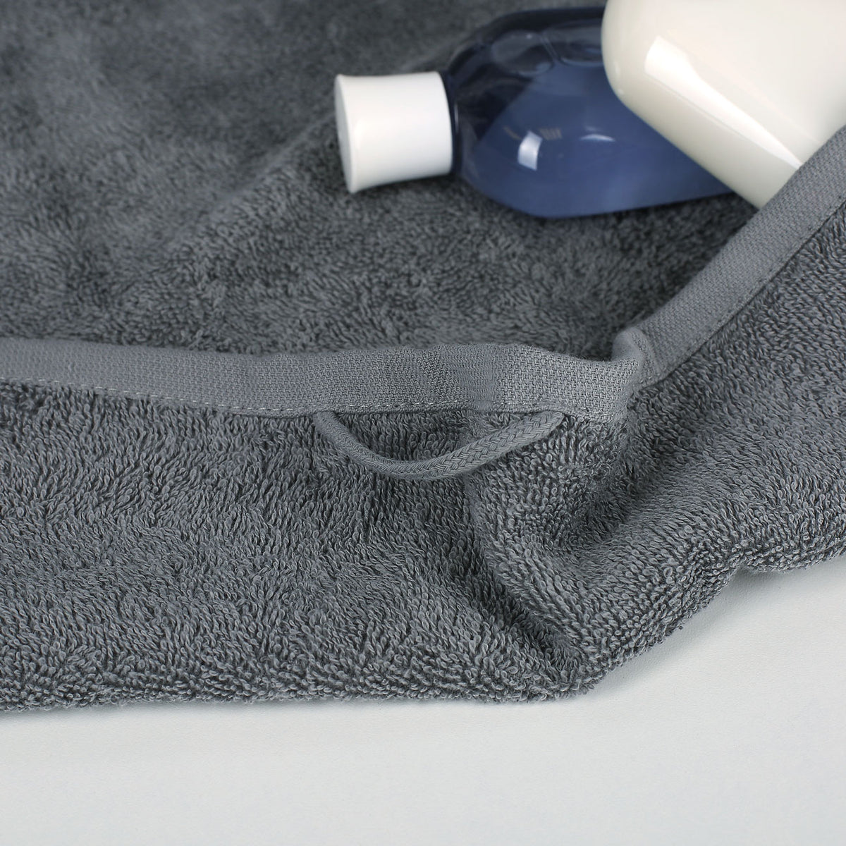Detailansicht der Schlaufe zum Aufhängen des grauen Handtuchs