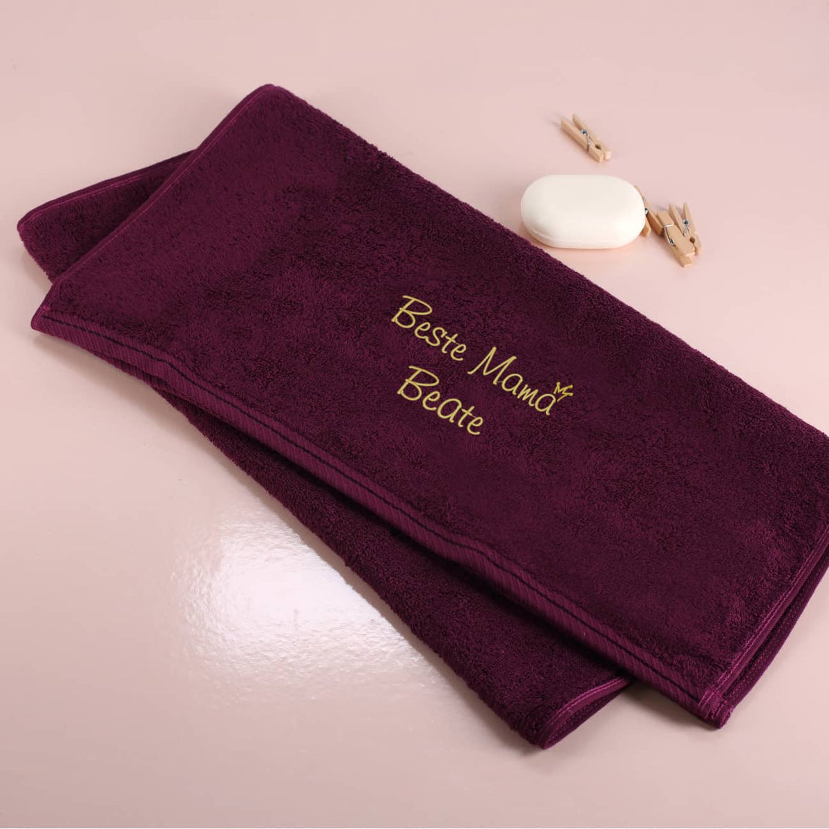 Beste Mama - brombeerfarbenes Badehandtuch mit Name bestickt