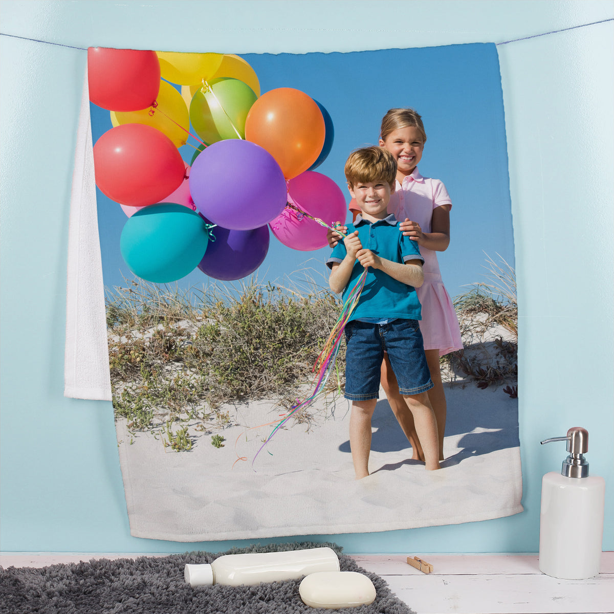 Individuell bedrucktes Handtuch mit Urlaubsfoto – Kinder mit bunten Luftballons am Strand