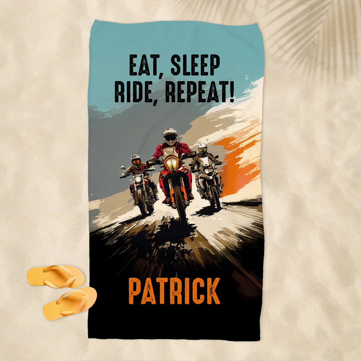 Motorrad-Strandtuch mit dynamischem Print, Wunschtext und Name Patrick, am Sandstrand