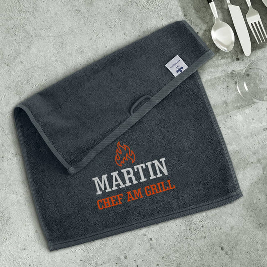 Chef am Grill - besticktes Handtuch mit Name 30x50cm