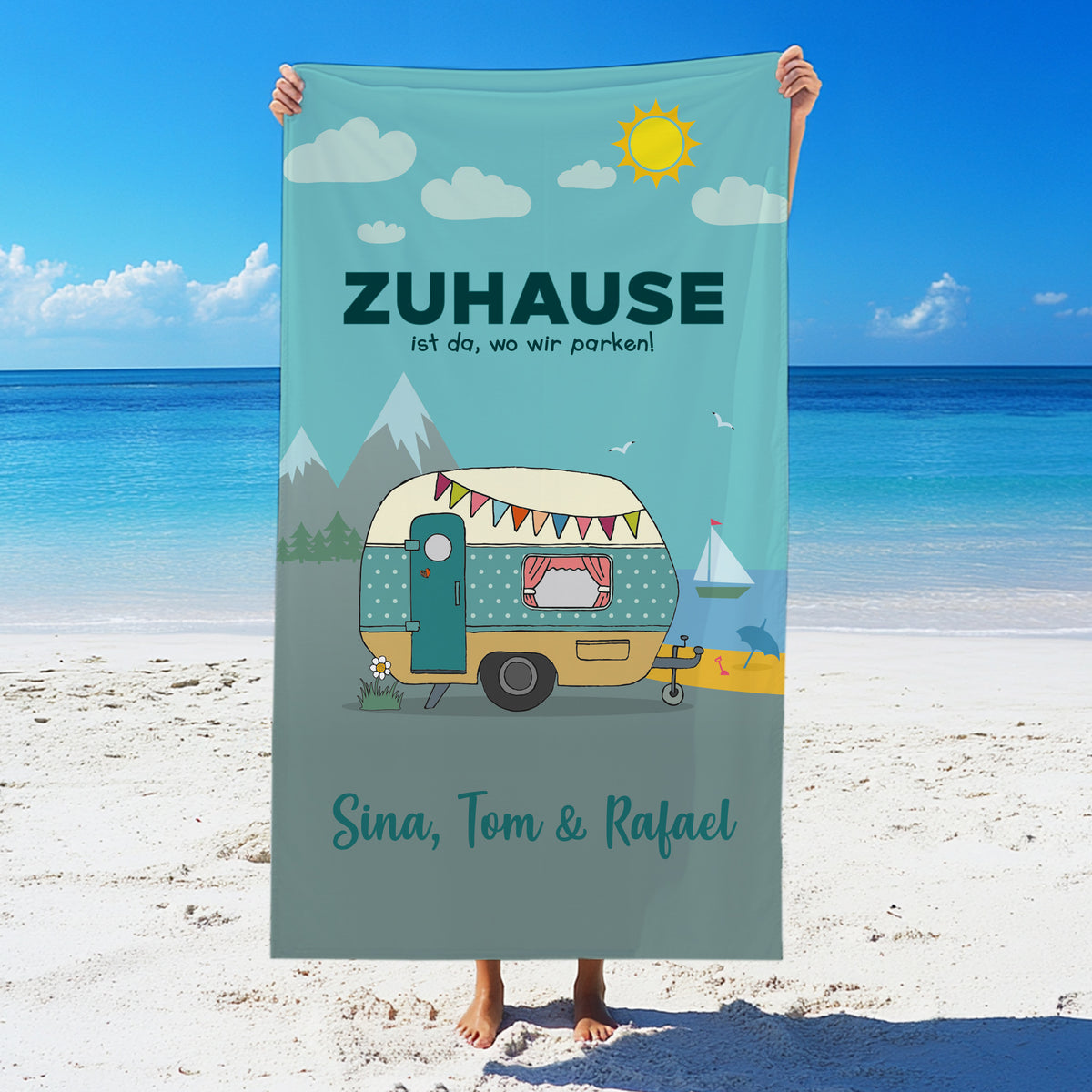 Großes Badetuch Camping mit Wohnwagen-Motiv und Wunschtext am Strand