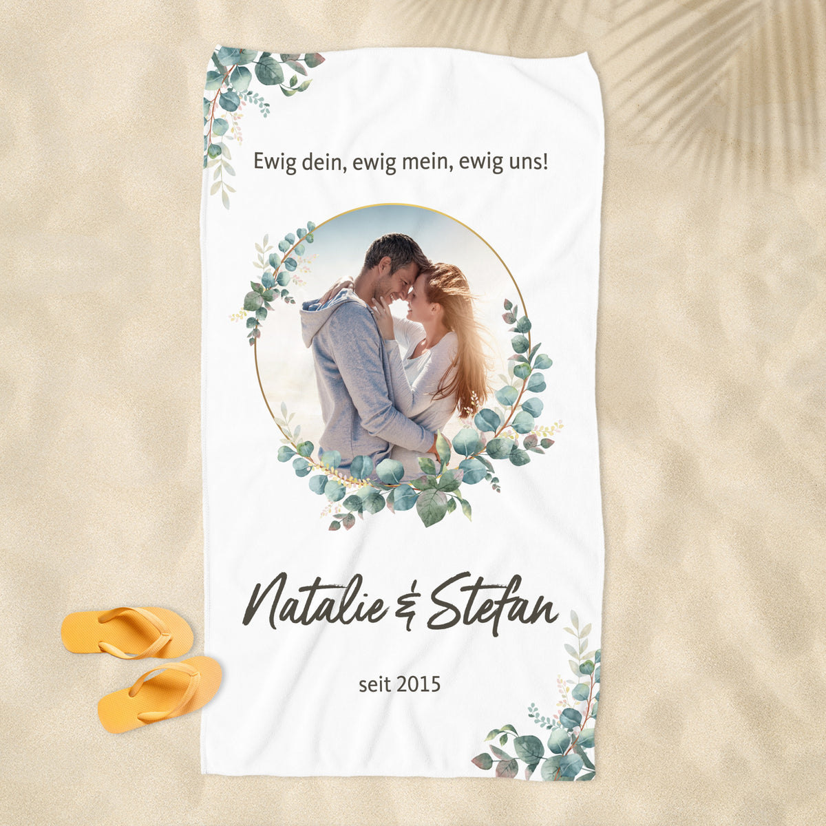 Hochzeits-Handtuch mit Eukalyptus-Motiv, personalisiert mit Foto, Namen und Wunschtext – vollständig ausgebreitet dargestellt.