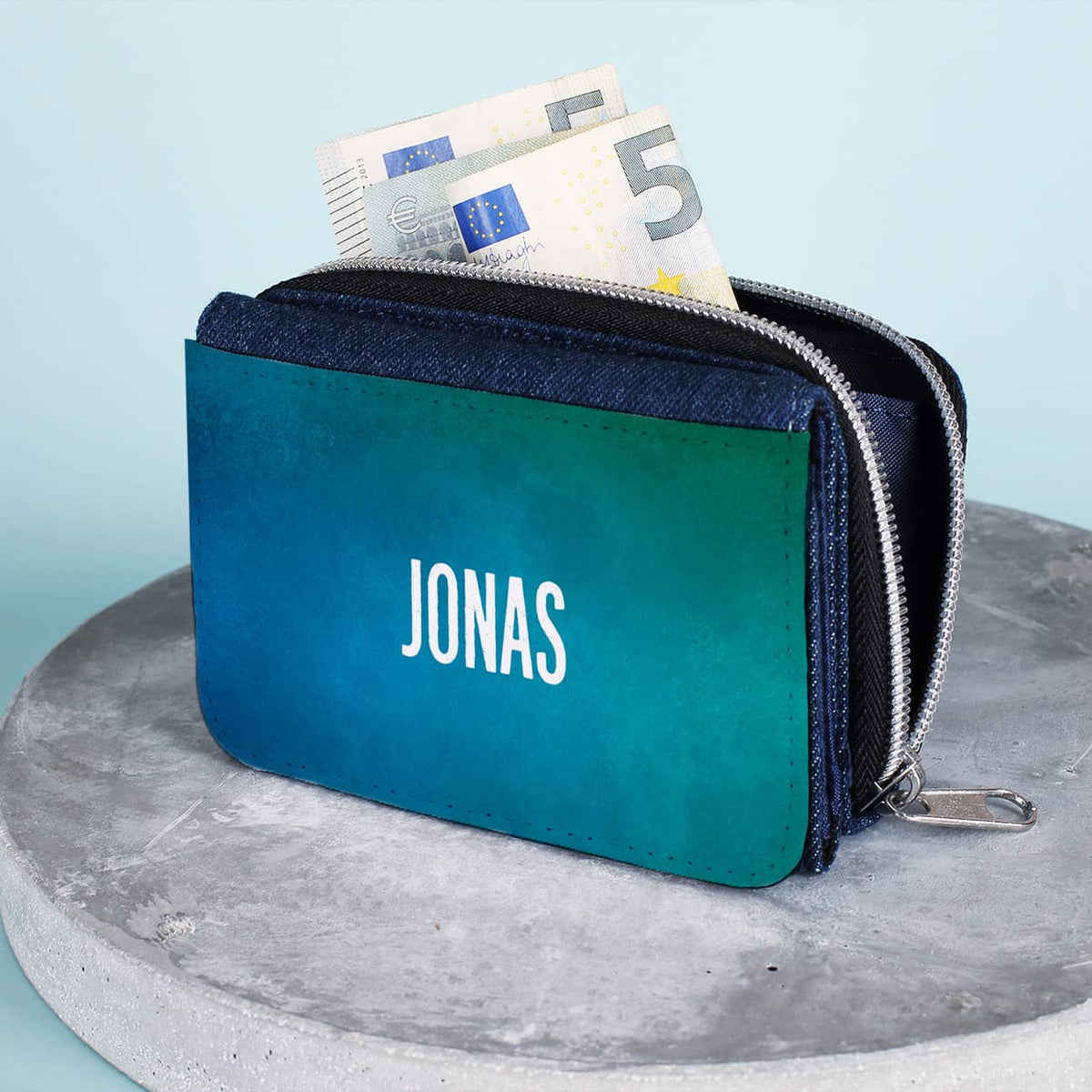 Kindergeldbörse im Jeanslook mit blau-grünem Hintergrund und Name bedruckt