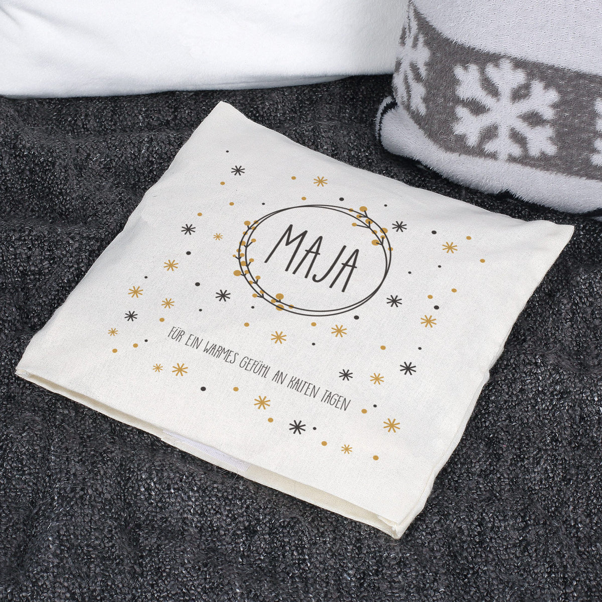 Kirschkernkissen mit weihnachtlichen Schneeflockenmotiv, Ihrem Wunschnamen und einem Text Ihrer Wahl 