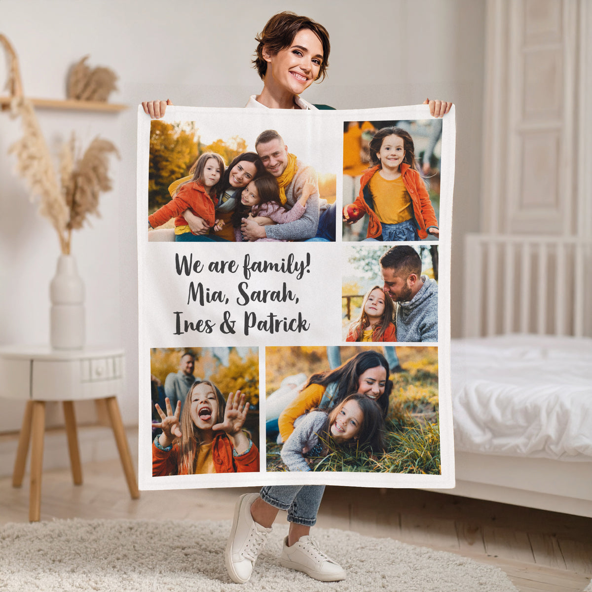 Frau hält personalisierte Fotodecke mit 5 Fotos und Wunschtext in den Händen