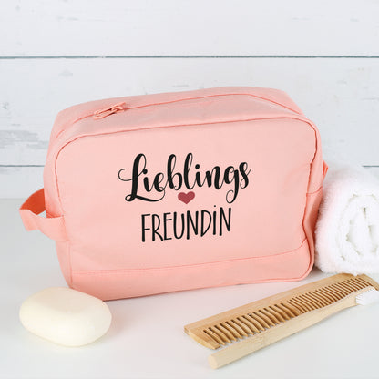 Kulturbeutel mit "Lieblings"-Motiv und Wunschaufdruck in Rosa mit Kamm und Seife