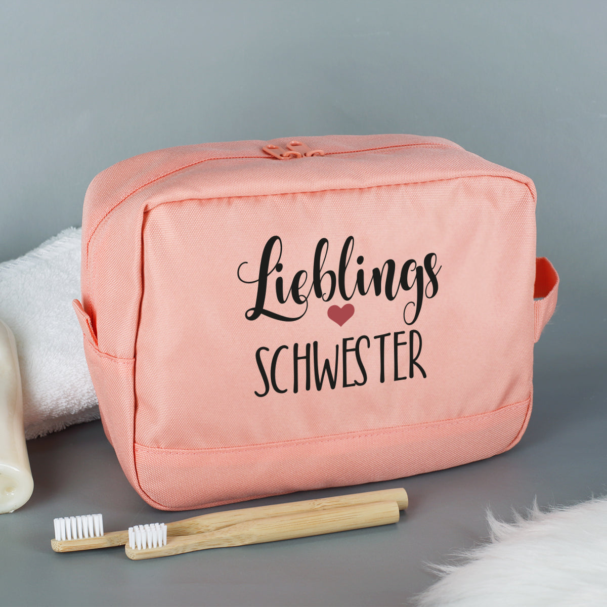 Kulturbeutel mit "Lieblings"-Motiv und Wunschaufdruck in Rosa mit Zahnbürsten