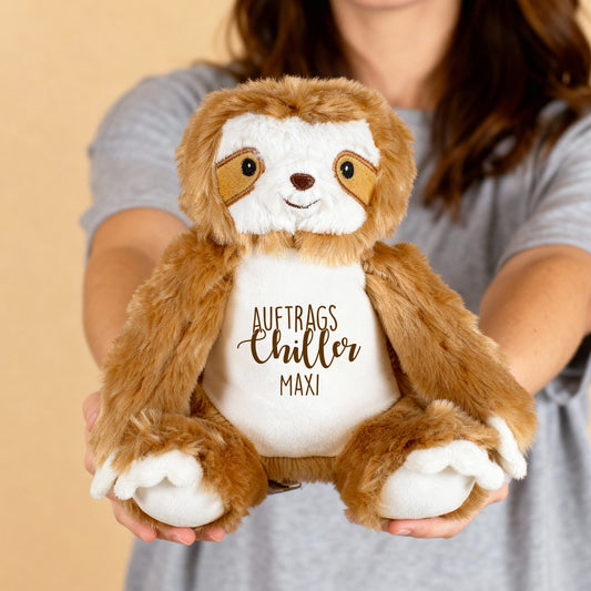 Kuscheltier Faultier mit Aufdruck „Auftragschiller“ und Name Maxi, personalisiert.