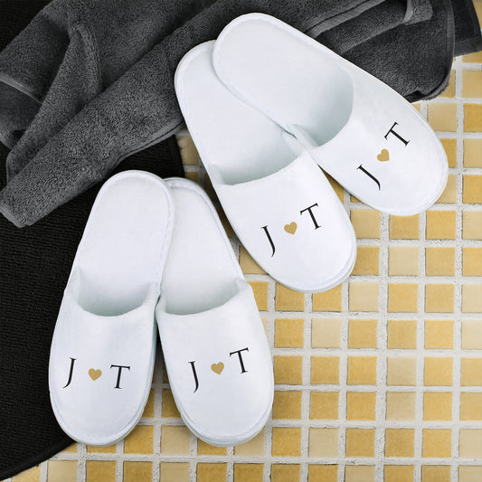 Partner Pantoffeln mit Wunsch-Initialen als Geschenk zum Jahrestag im Badezimmer-Setting