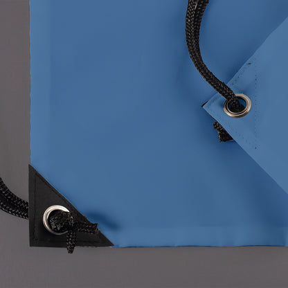 Detailaufnahme der verstärkten Ecken mit Metallösen und Kordelzug des blauen Turnbeutels