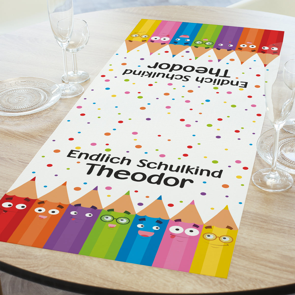 Der Läufer auf einem gedeckten Tisch zur Einschulungsfeier