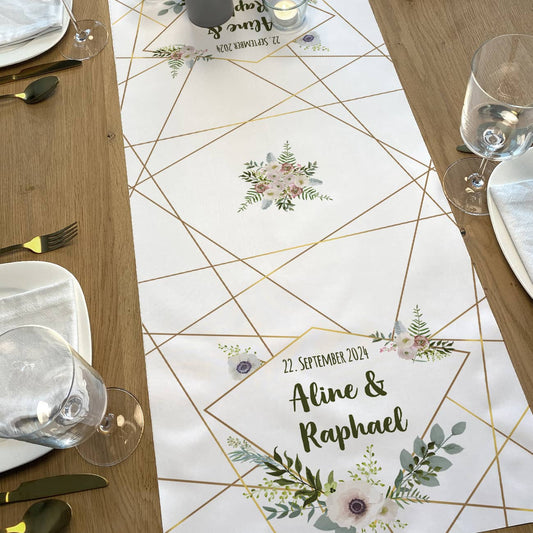 Tischläufer zur Hochzeit mit Namen, Datum & Blüten - in zwei Längen