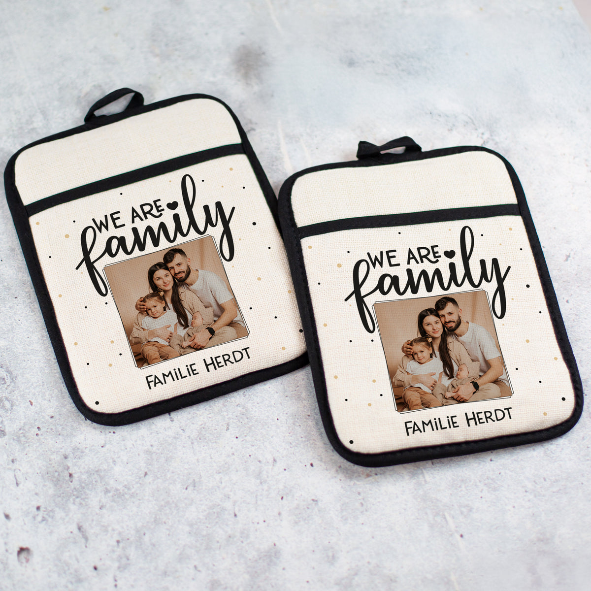2er-Set Topflappen mit „We are family“-Aufdruck, Wunschfoto und Text – quer auf hellem Untergrund