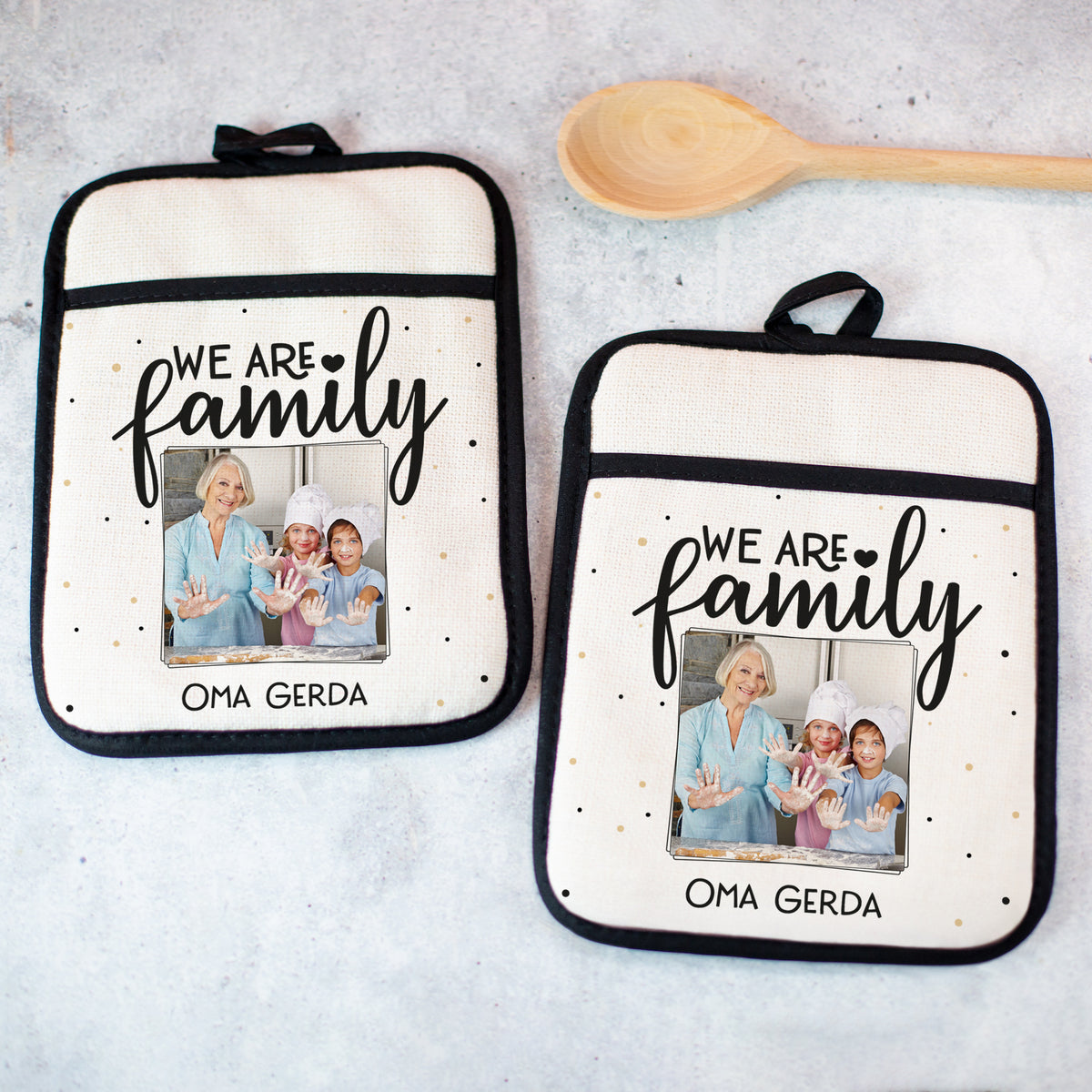2er-Set Topflappen mit „We are family“-Aufdruck, Wunschfoto und Text – frontal auf hellem Untergrund fotografiert