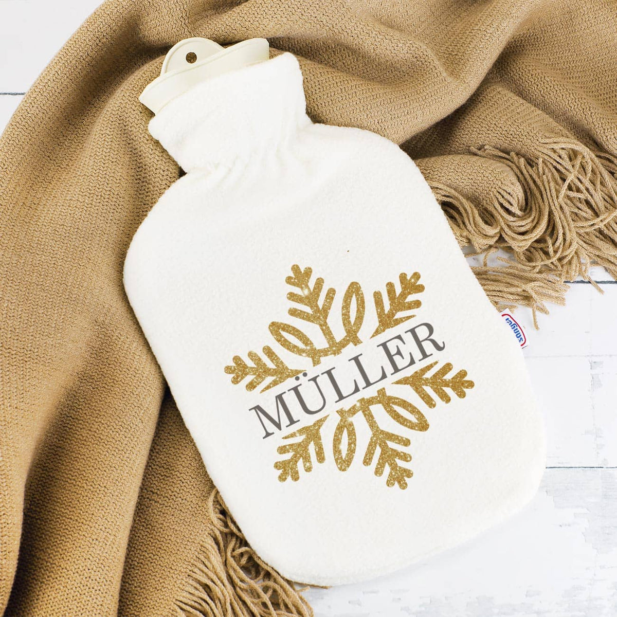 weiße Wärmflasche mit Schneeflocke in Goldoptik und Wunschtext bedruckt