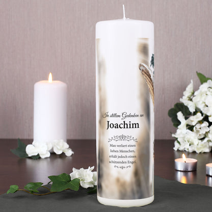 Engel mit Name und Trauerspruch umlaufend bedruckt auf Trauerkerze