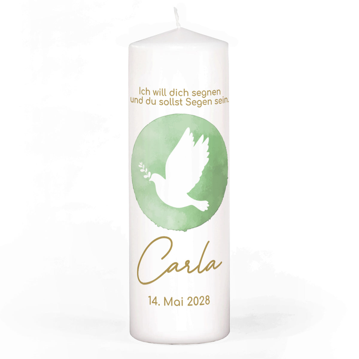 Personalisierte Kerze mit Taubenmotiv für Konfirmation, Kommunion oder Taufe. Die weiße Kerze zeigt eine stilisierte Taube mit Olivenzweig auf einem grünen Aquarellhintergrund. Darüber steht der Segensspruch „Ich will dich segnen und du sollst Segen sein.“ in goldener Schrift. Darunter sind der Name „Carla“ und das Datum „14. Mai 2028“ in eleganter Kalligrafie abgebildet. Die Kerze hat eine klassische Form mit spitz zulaufendem Docht und steht vor einem neutralen weißen Hintergrund.