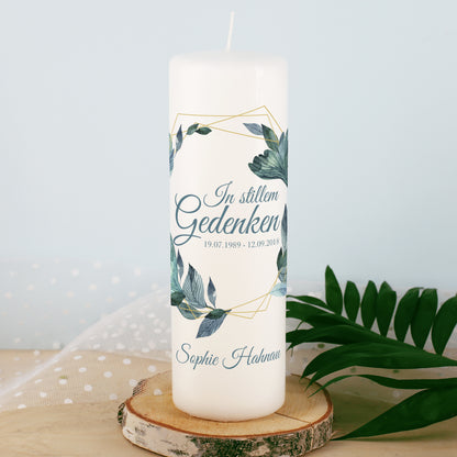 Gedenkkerze mit modernem Blätterkranz, Name und Datum