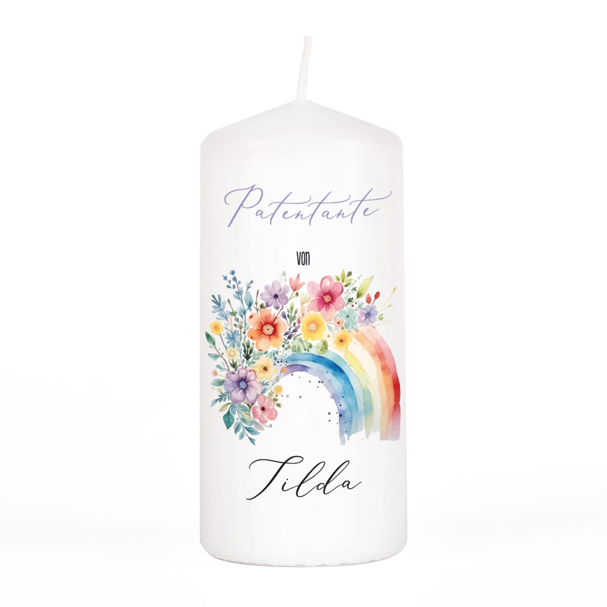 Freigestellte Kerze mit Text „Patentante von Tilda“, Regenbogenmotiv mit Blumen auf weißem Hintergrund