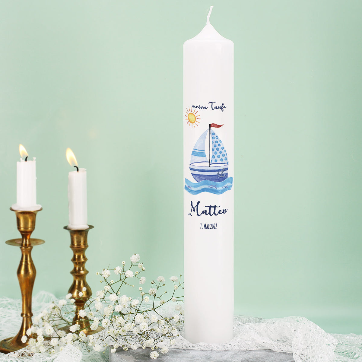 bedruckte Taufkerze mit Segelboot, Name, Datum und Wunschtext oder Psalm