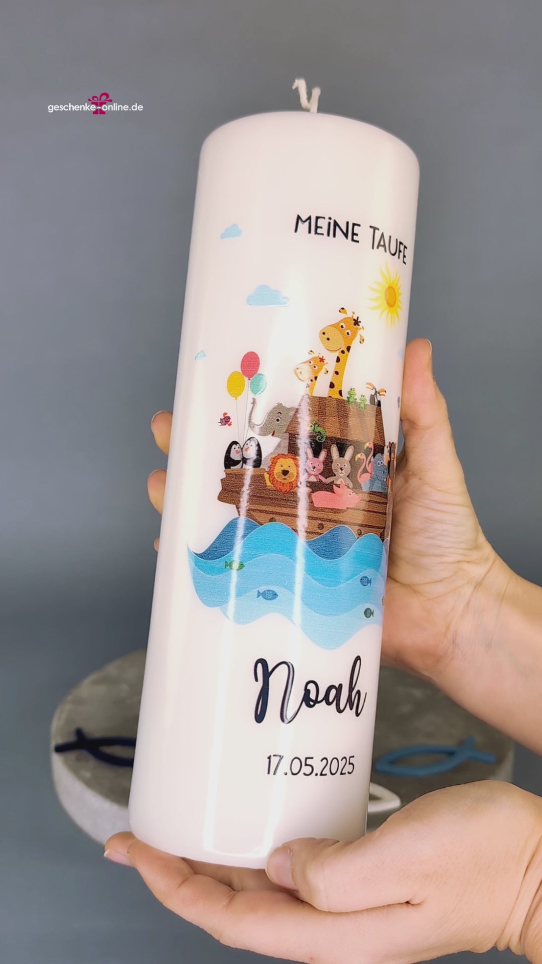360° bedruckte Taufkerze mit Name, Datum, Taufspruch und Arche Noah Motiv