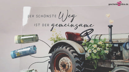 Acrylbild mit Traktor und Namen auf Holzsockel. Als Geldgeschenk zur Hochzeit dekoriert.