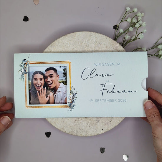 Hochzeitseinladung – Ziehkarte mit 2 Fotos und farbigem Hintergrund