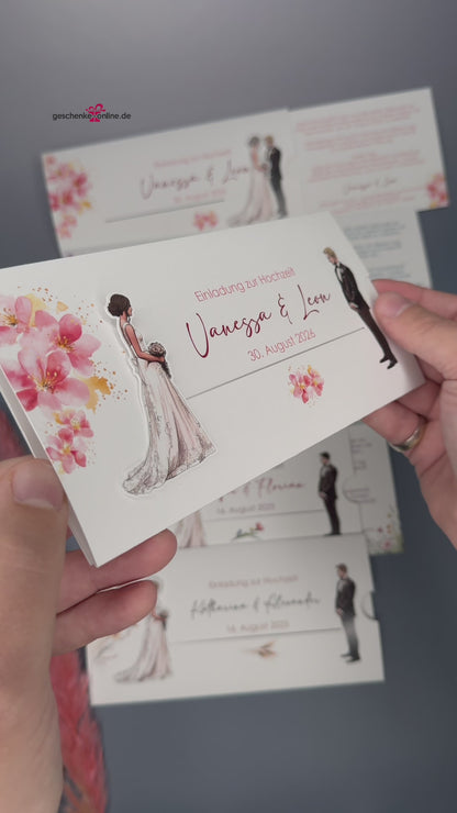 Hochzeitseinladung - Ziehkarte mit Brautpaar und rosa Blumen-Hintergrund