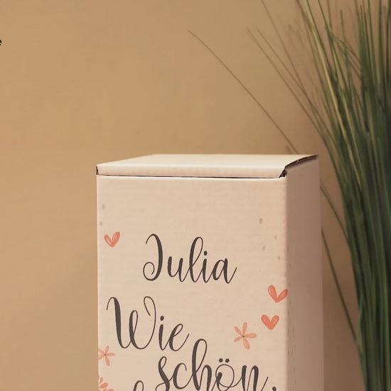 Rote Duftkerze Bergamotte im Weinglas mit Geschenkverpackung Name Wie schön, dass es dich gibt