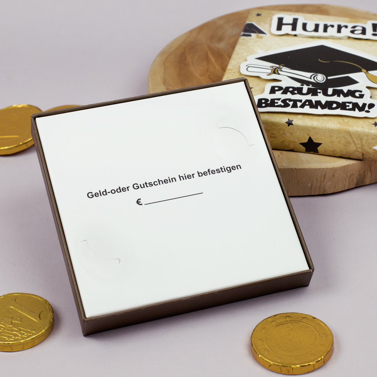Offene Ansicht mit sichtbarem Befestigungsschlitz für Geld oder Gutscheine