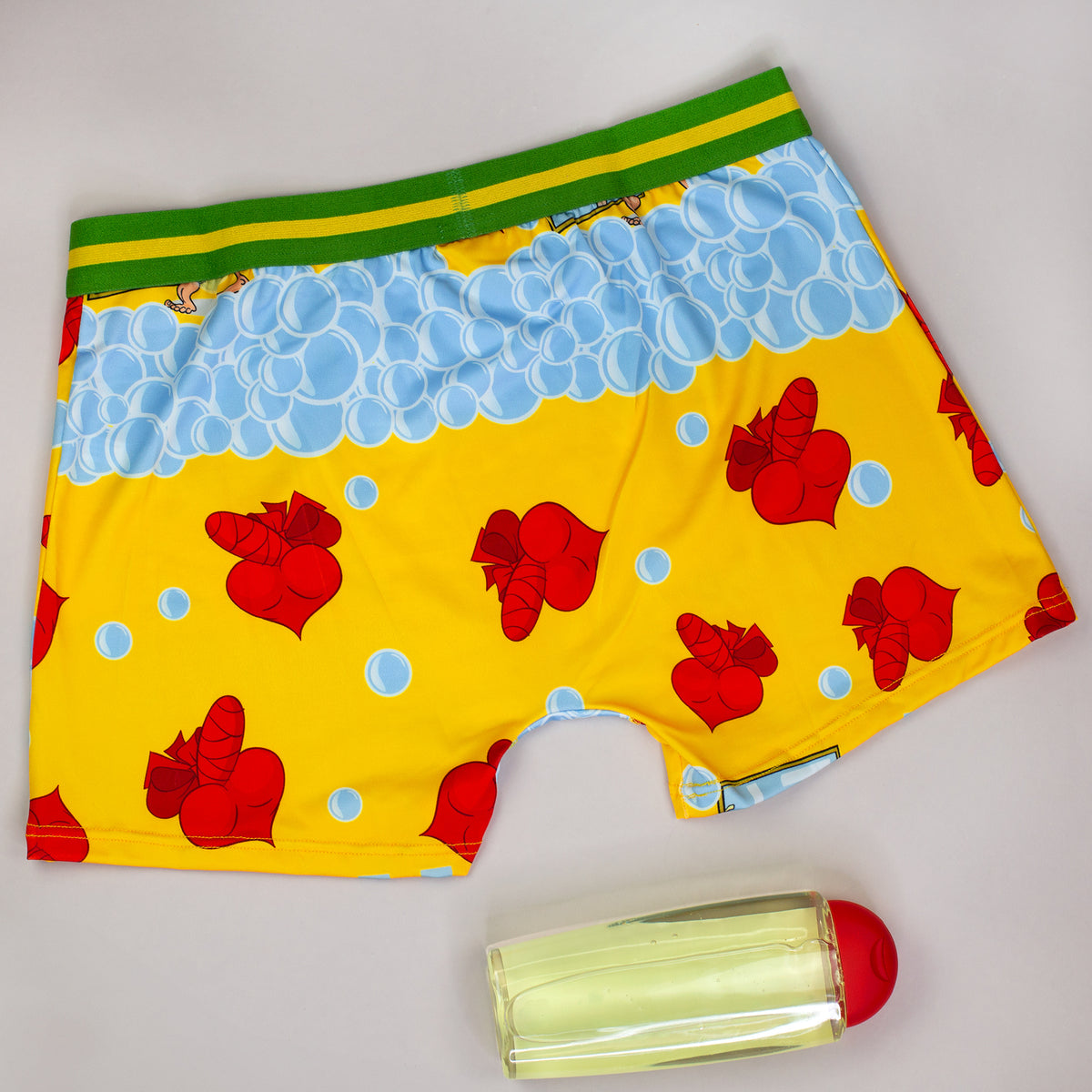 Rückseite der gelben Boxershort Lümmeltüte mit Herz- und Schaumblasen-Motiv