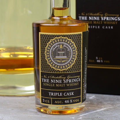 Detailaufnahme der The Nine Springs Triple Cask Whisky Miniaturflasche mit Etikett, 5 cl