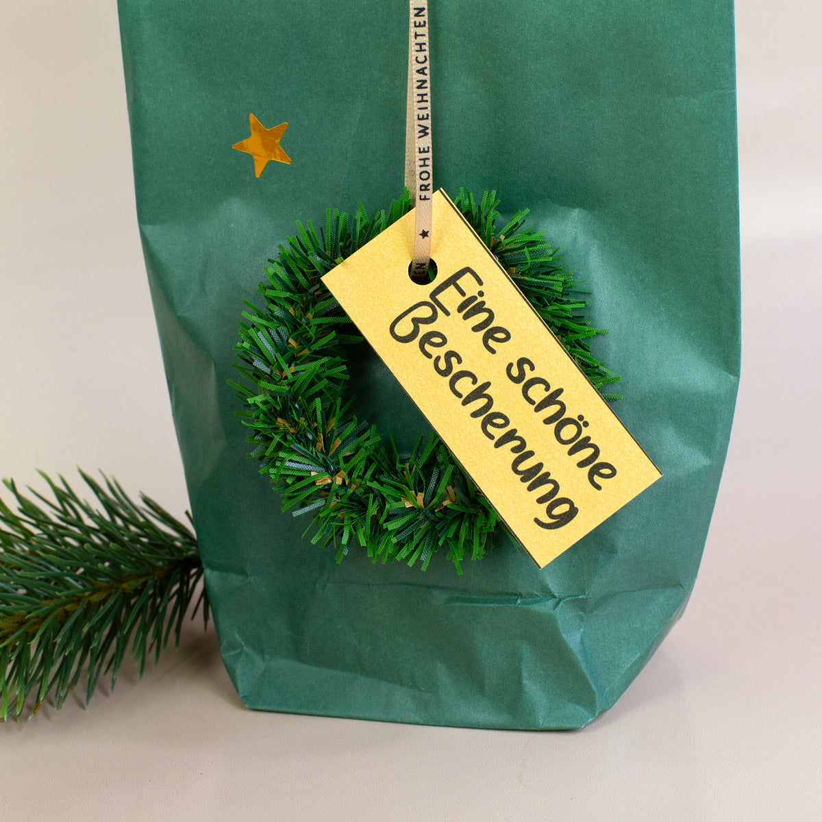Weihnachtliche Wundertüte in grün mit Deko-Kranz und goldenem Anhänger